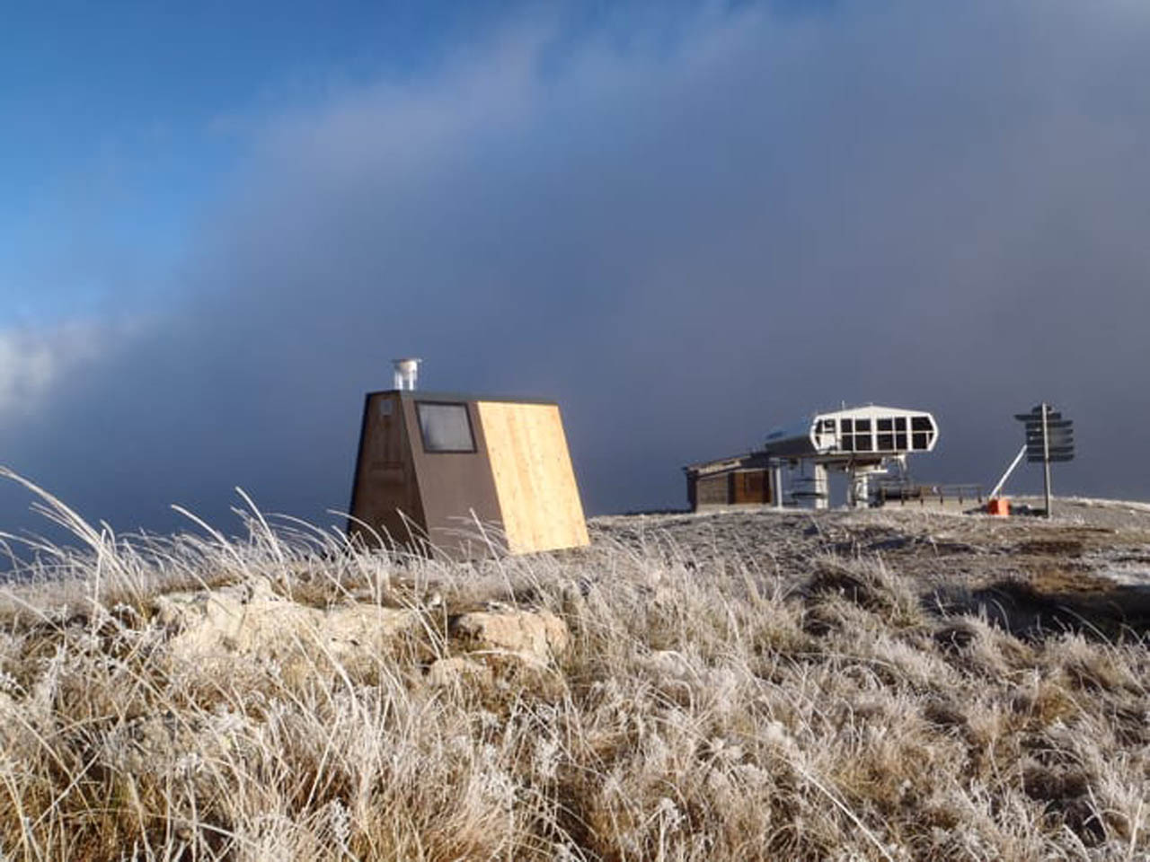 Ecofriendly and autonomous public toilets UMI